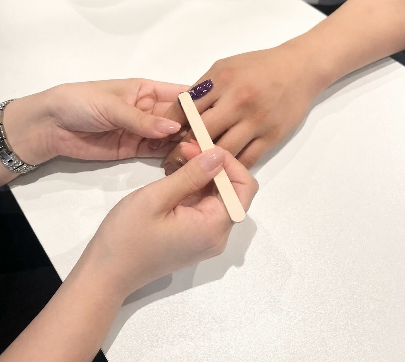 女性ネイリストによる施術風景