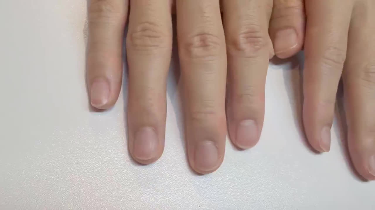 長さと形を整えた男性の爪
